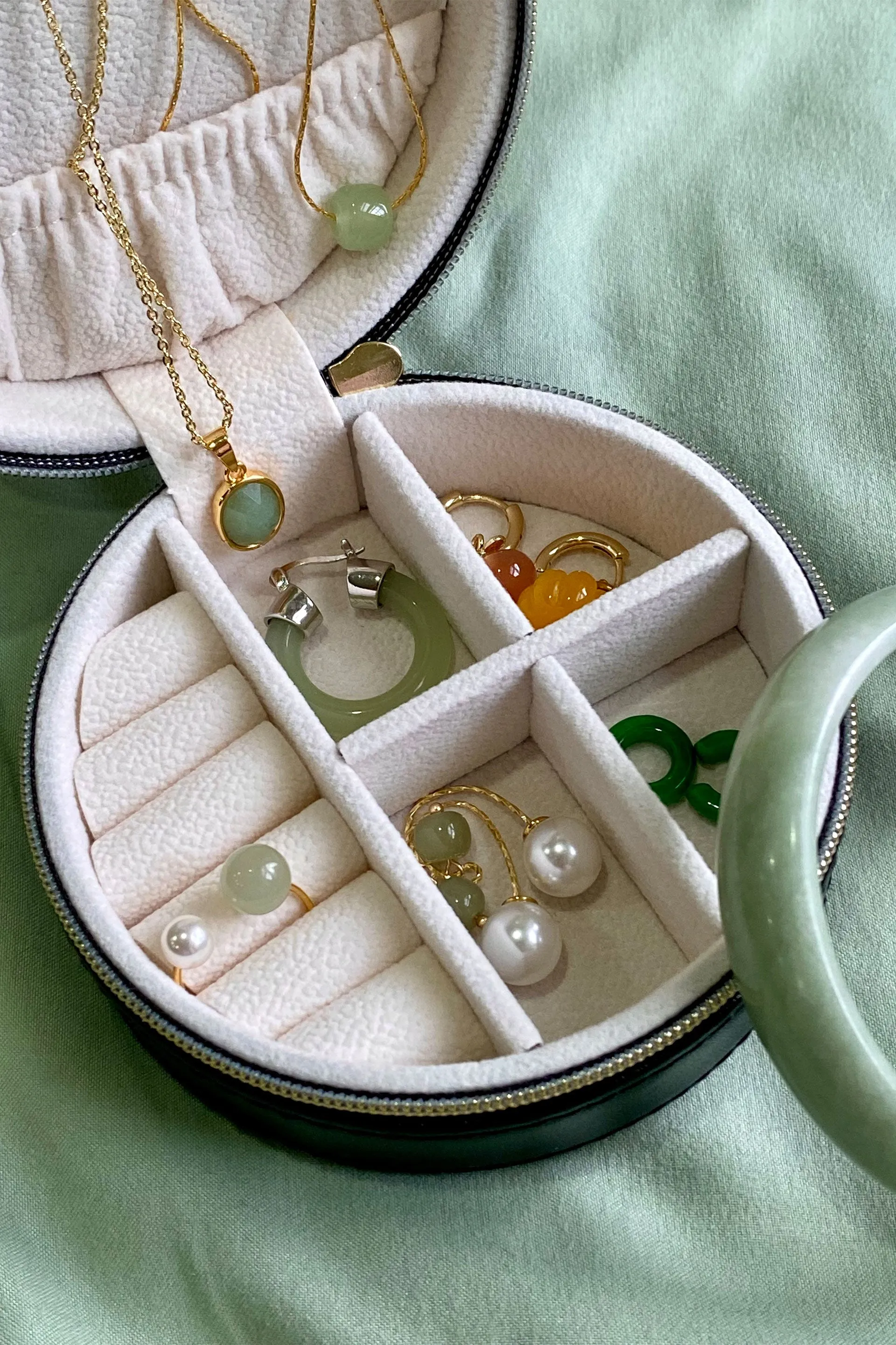 Round jewelry travel case